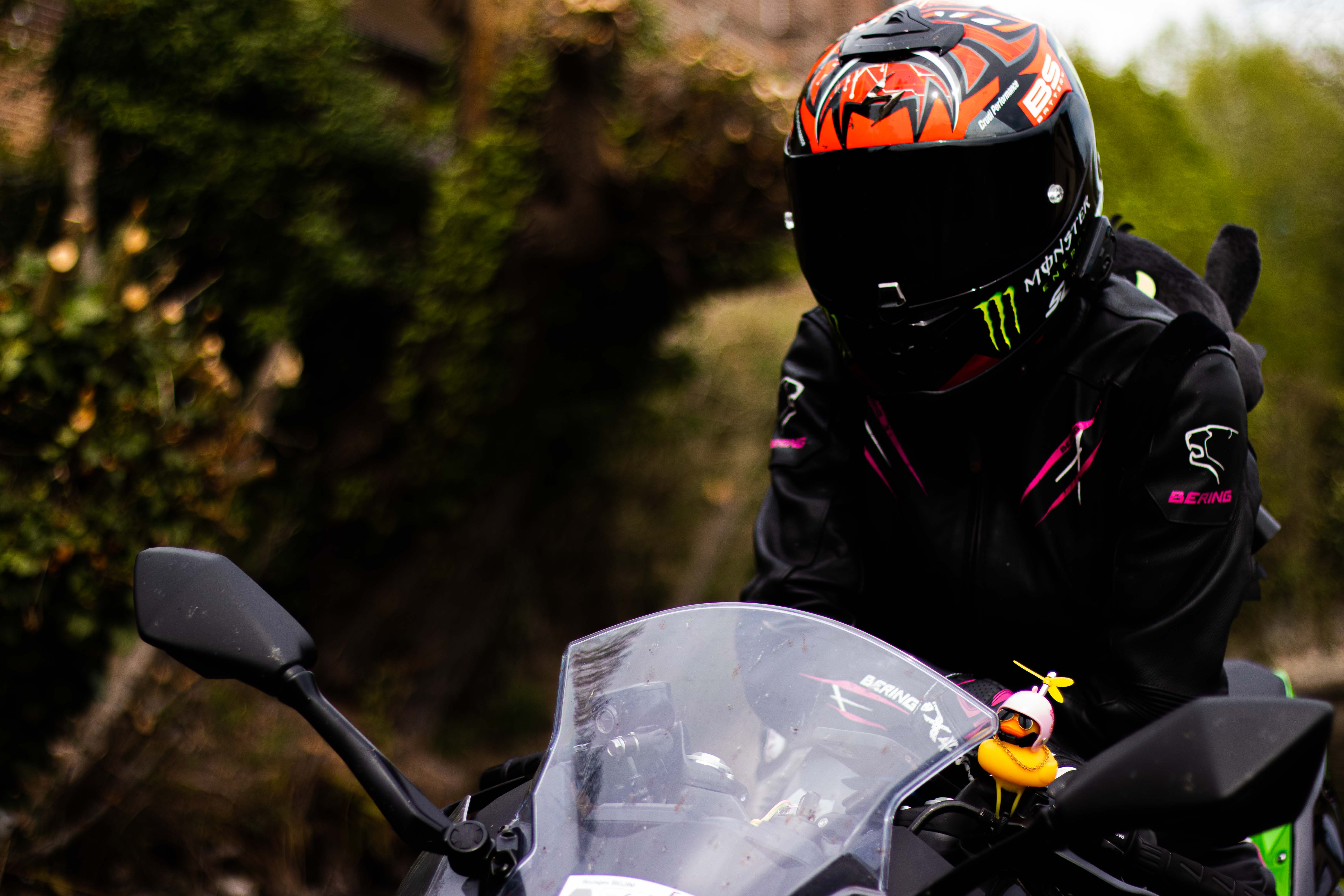 Photo d'une motarde acoudé sur le guidon de sa moto